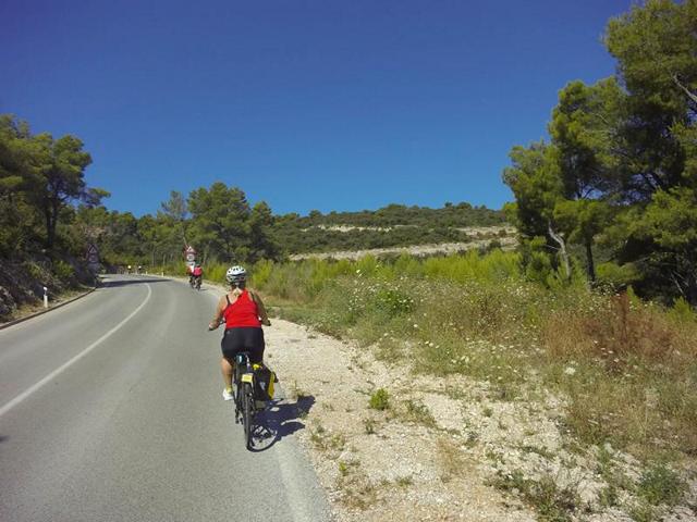 Fahrradwege findet man in Kroatien eher selten und hält daher bei Kolonnenfahrten auf den Straßen ...