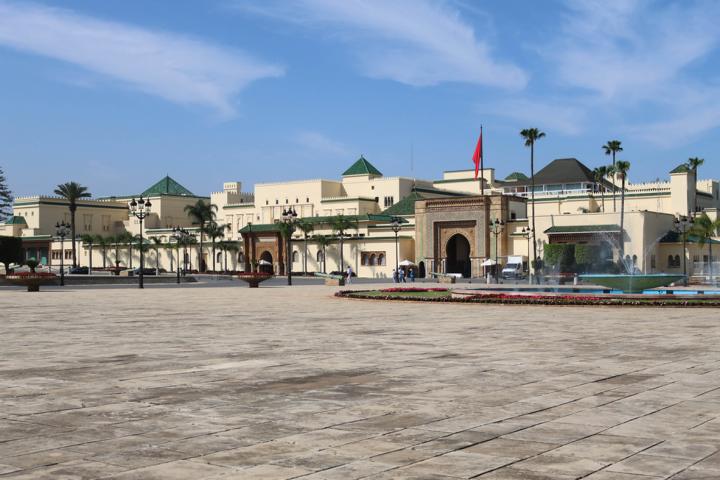 Die Fassade des Königspalast Dar el-Makhzen in Rabat mit dem geschwungenen Bronzetor mit Mosaik- und Schnitzarbeiten fasziniert