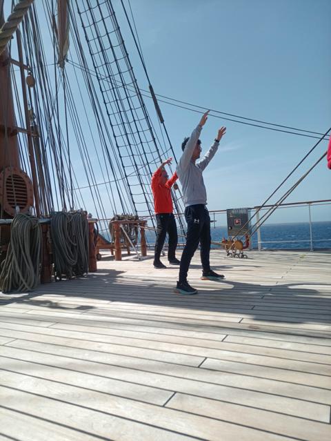 Hier die Übungsreihe „Kosmische Atemübung, eines der Highlights der körperlichen und mentalen Regeneration“ auf dem Sonnendeck