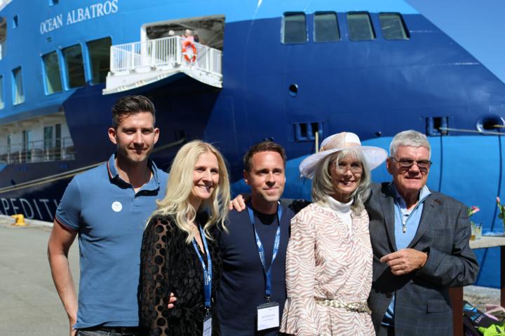 Von links: Sohn des Paares Rasmus Willumsgaard, Tochter Cæcilie Willumsgaard, Schwiegersohn Jens Højer Rasmussen, Taufpatin Berit Willumsgaard mit ihrem Ehemann Søren Rasmussen