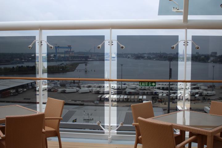 Direkt am Bug der MSC Grandiosa eröffnet sich die Silhouette der „Sailing City“ Kiel