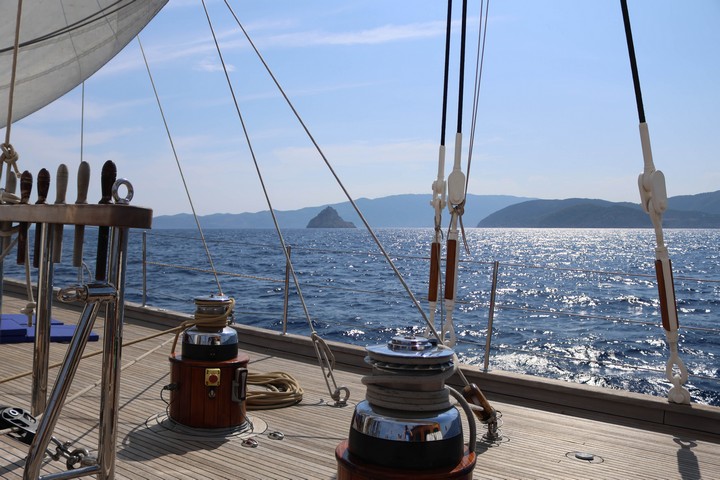 Was gibt es Entspannenderes, als ohne das Brummen der Maschinen nur durch die Kraft des Windes über das Meer zu pflügen und dabei den Blick in die Ferne schweifen zu lassen