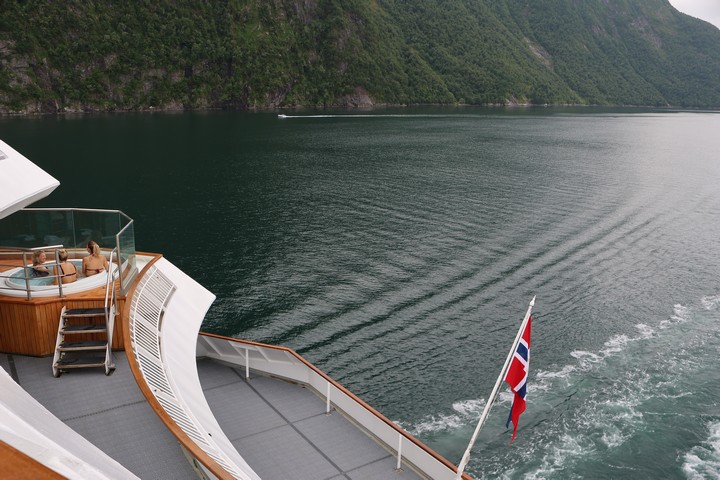 Von den beiden Whirlpools auf Deck 5 lässt sich im Warmen die Szenerie bewaldeter Felsen unter den wolkenverhangenen Berggipfeln ideal betrachten