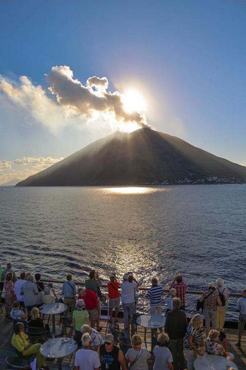 Der Vulkan Stromboli erhebt sich majestätisch über dem glitzernden Wasser – ein unvergesslicher Anblick und beeindruckendes Fotomotiv von Bord der „VASCO DA GAMA“