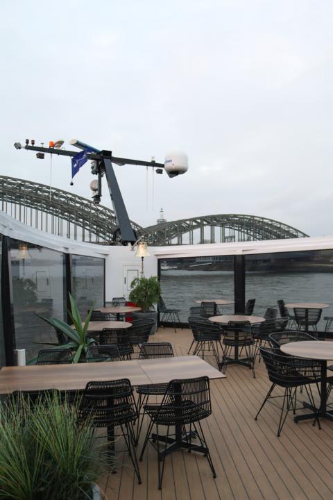 Die MS „nickoSPIRIT“ hat eine Veranda am Bug, auf der die Gäste windgeschützt bei gutem Wetter beste Aussichten auf die Landschaft genießen