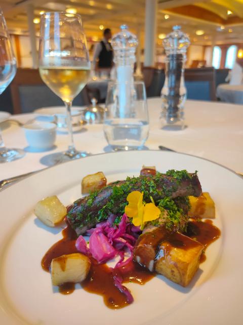 Zum Abenddinner gibt es immer drei Hauptgänge nach Wahl. Hier Zackenbarschfilet an Fenchel Püree, Mairübe und Zitronenschaum