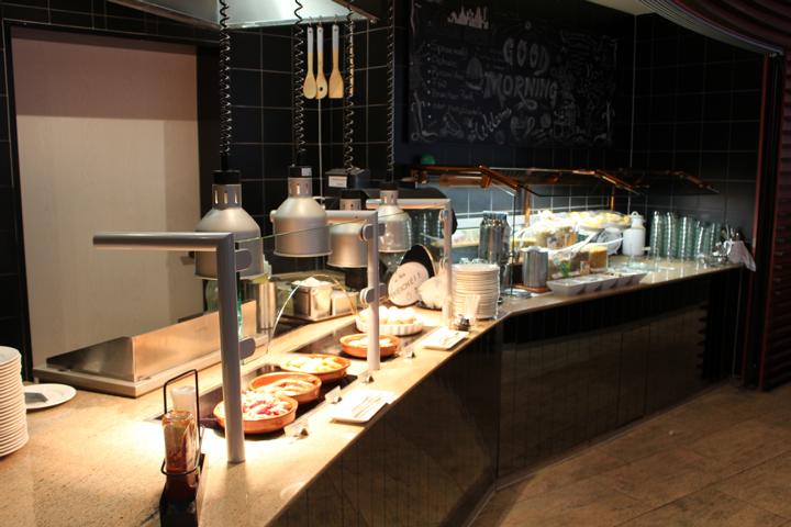 Frische Eierspeisen werden zum Frühstück im Lindner Congress Hotel Cottbus live und nah am Gast zubereitet