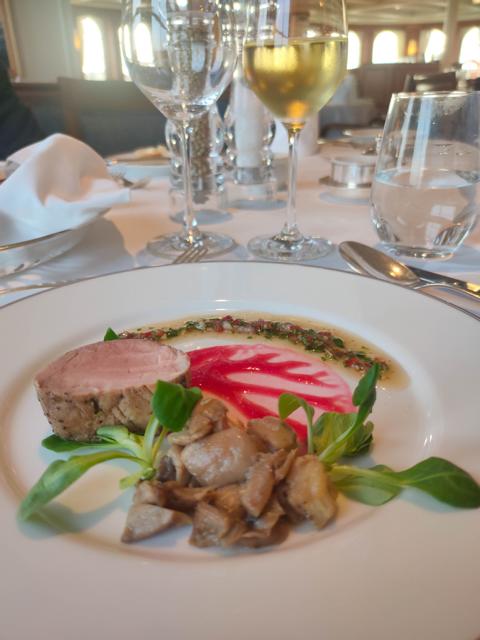 Zum Abenddinner gibt es immer drei Hauptgänge nach Wahl. Hier Rehrücken an Lyonnaise Kartoffeln und vegetarische Melange