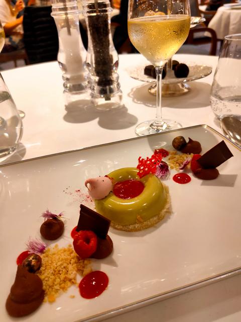 Als Dessert zum Abenddinner gibt es immer zwei Nachspeisen nach Wahl. Hier Pistazien-Baileys-Schokoladen Parfait