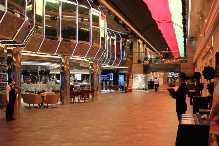 Die 112 m lange mediterrane Promenade „Galleria Grandiosa“ mit ihrem LED-Himmel