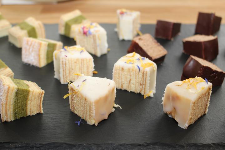 Verschiedene Baumkuchenspezialitäten werden in der Manufaktur zur Verkostung gereicht, wie beispielsweise Sommerbaum-Baumkuchen (Mitte)