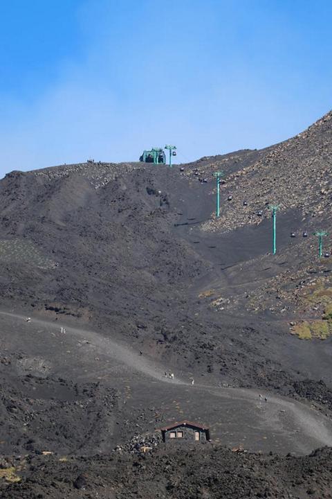 Die braunen Pfeiler stammen von der alten Seilbahn, die bei einem vorherigen Vulkanausbruch zerstört wurde