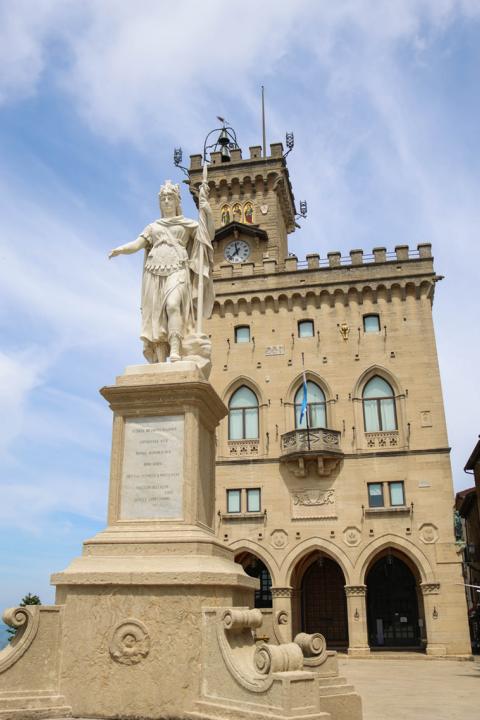 Der Regierungspalast Palazzo Pubblico am Piazza della Libertà ist Sitz der obersten Organe San Marinos