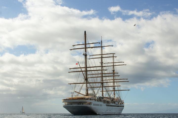 Baden vom Schiff. Die bordeigene Badeplattform ist der ideale Ausgangspunkt für diverse Wassersportaktivitäten