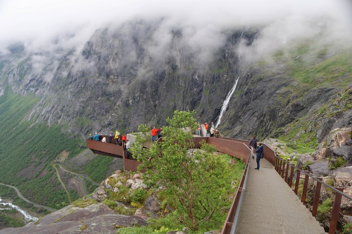 Vom beliebten Trollstigen Aussichtspunkt kann man bei freier Sicht die steil gewundene Passstraße mit insgesamt elf Kehren gut überblicken