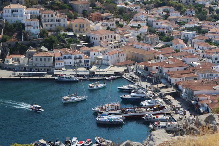 Blick auf Hydra, ein Geheimtipp jenseits des Massentourismus. Hier kam Leonard Cohens Album „Songs from a Room“ zustande