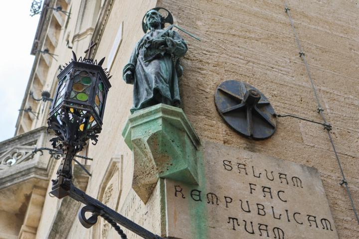 „Salvam fac Rempublicam tuam" – „Rette deine Republik": Lateinische Inschrift an der Fassade des Palazzo Pubblico in San Marino, dem Regierungssitz der ältesten Republik der Welt