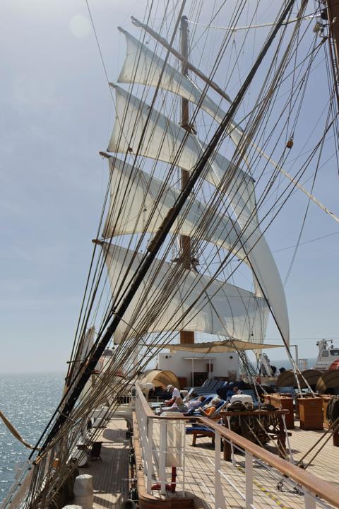 Das luxuriös ausgestattete Dreimast-Vollschiff bietet den maximal 136 Passagieren auf 138 Metern Länge klassische Segelerlebnisse