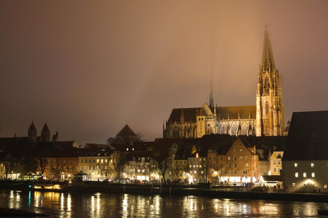 Die Kathedrale St. Peter wird abends mit ihren 105 Meter hohen Türmen eindrucksvoll in Szene gesetzt.