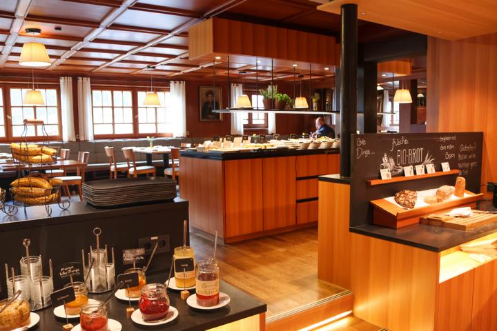 Morgens erwartet die Gäste in der gemütlichen Gaststube im Naturhotel ein großes Frühstücksbuffet mit reichhaltiger Vollwertecke