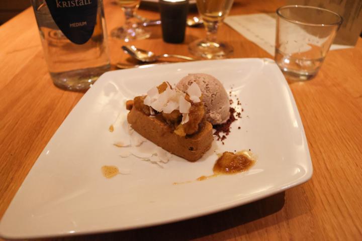 Als Genussdessert gibt es Schokoladenfondant mit gerösteter Erdnuss und Tonkabohnen Eis