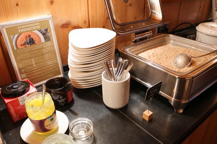 Ein ayurvedischer Morgenzauber am warmen Frühstücksbuffet: Haferbrei mit Zimt und Kardamom Bio-Honig für Energie und Genuss