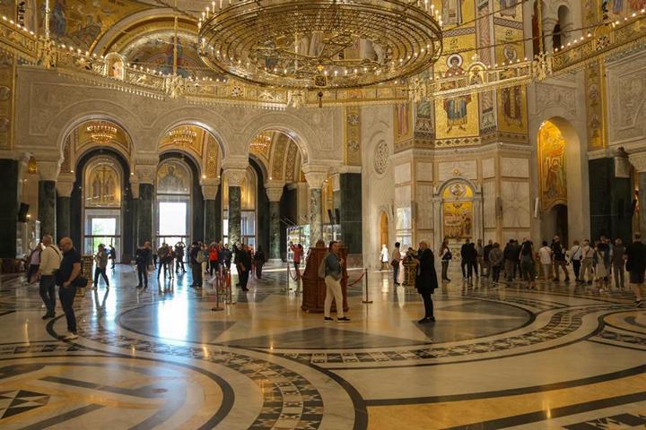Die Wände im inneren der Sankt Sava-Kathedrale in Belgrad sind voller Ikonenbilder