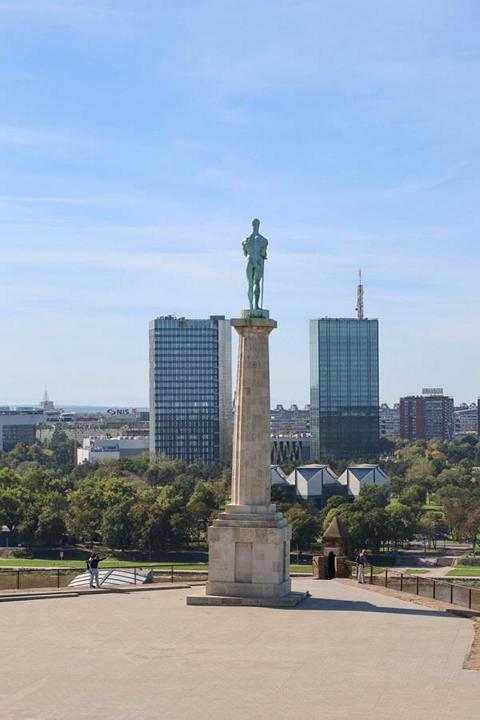 Die Statue des nackten Mannes Pobednik, ein Symbol für Sieg und Freiheit, thront hoch über der Save und blickt stolz auf die Stadt Belgrad herab