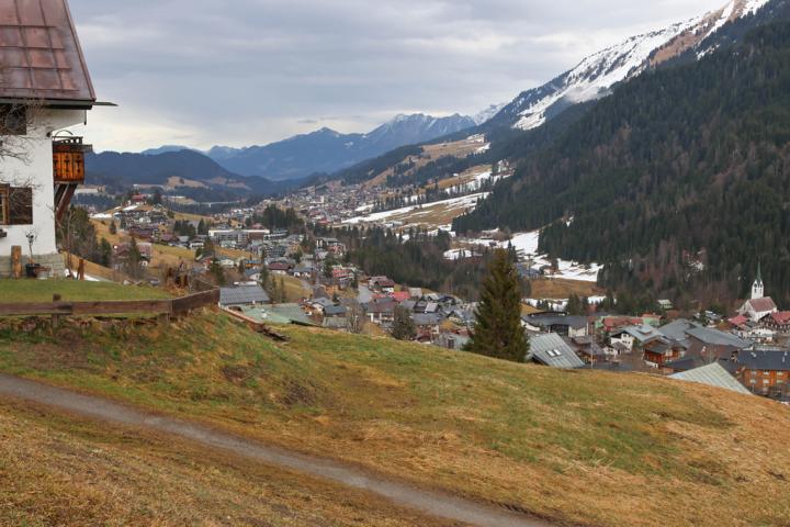 Ein malerischer Blick auf das Dorf Hirschegg im Kleinwalsertal. Das Tal wurde um 1270 von den Walsern besiedelt – einer Volksgruppe, die ursprünglich aus dem oberen Wallis in der Schweiz stammt und sich hier niederließ