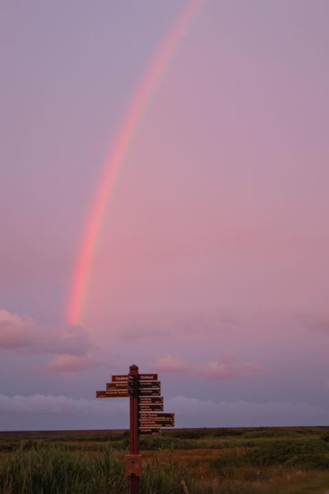 Ein Regenbogen trifft auf die Wolken bei Norddorf. Ein selten schöner Moment