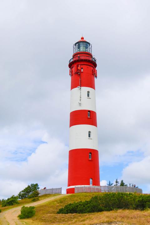 Im Jahr 1875 wurde der Armrumer Leuchtturm an der Südküste der Insel erbaut