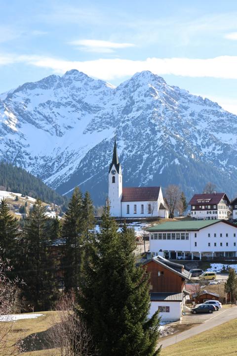Nach altem Walser-Stil schmiegen sich die Häuser an den Hang unterhalb des Söllers und Heubergs