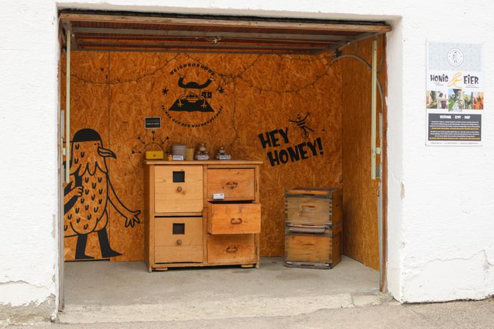 Unter dem Motto „Feines aus der Nachbarschaft“ werden in einem Garagenverkauf in Hirschegg Honig aus dem Dürenboden und frische Eier angeboten