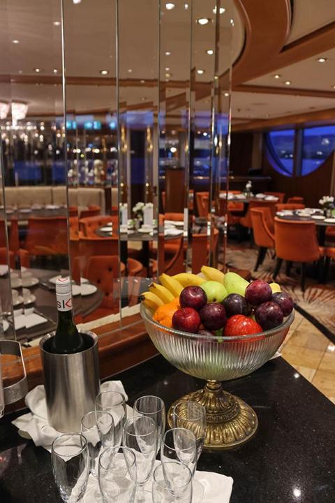 Im eleganten Restaurant bedient man sich zum Frühstück am Buffet oder bestellt à la carte beispielsweise Eierspeisen. Sekt zum Frühstück ist für die Passagiere inklusive