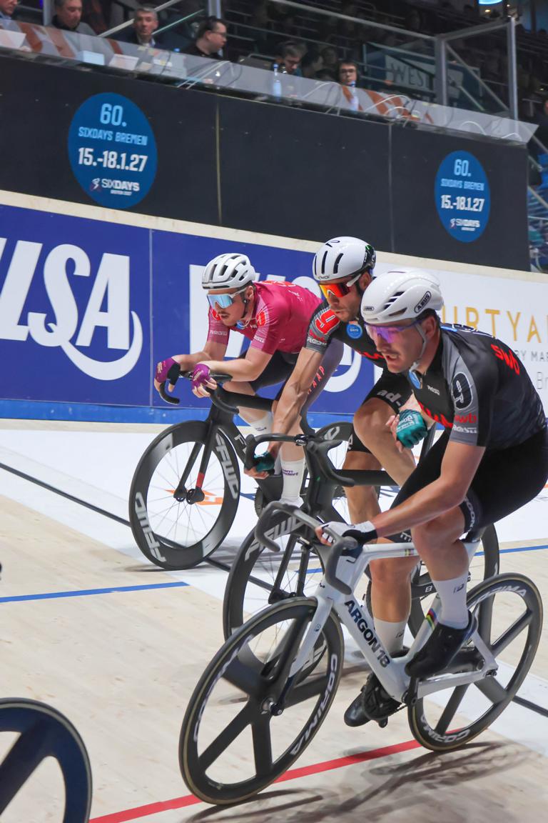 Moritz Augenstein mit seiner Goldmedaille im Scratch und Altmeister Roger Kluge (beide Deutschland) zählen dieses Jahr zu den Favoriten auf dem Holzoval in Bremen (v.r.).