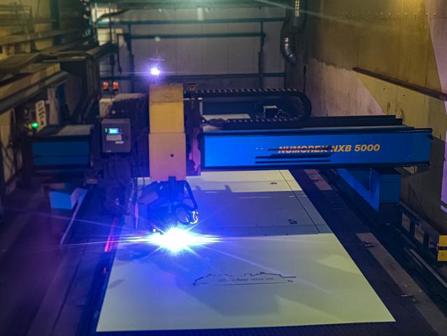 Stahlschnitt der Baunummer S.723 auf der Meyer Werft in Papenburg. Mit einem hochmodernen Laserschneidroboter werden die Stahlplatten präzise zugeschnitten – der erste Schritt zum Bau des weiteren Neubaus für Disney Cruise Line