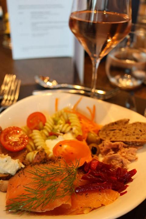 Zum Mittag gibt es Vorspeisen vom Buffet, darunter u.a. kalter Schweinebraten mit eingelegter Gurke an Meerrettichcreme und Graved Lachs mit frischem Dill und Crème-Fraîche
