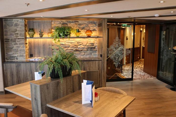 Am Heck auf dem Oberdeck der „Thurgau Prestige“ findet sich die modern eingerichtete Lido-Bar Premier, in der auch die kleine Bordbibliothek ist