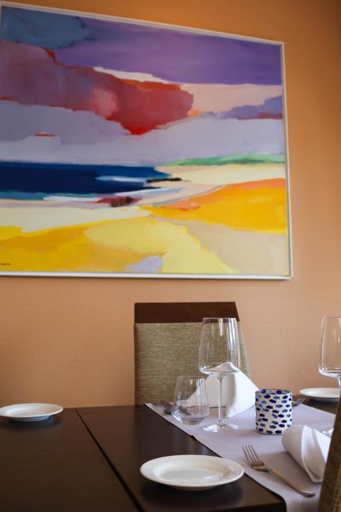 Im Restaurant „Hüttmann“ im gleichnamigen Hotel werden Arbeiten vom auf Amrum lebenden Maler und Grafiker Kai Quedenz präsentiert. Quedens Markenzeichen sind farbenintensive, abstrahierte Landschaften