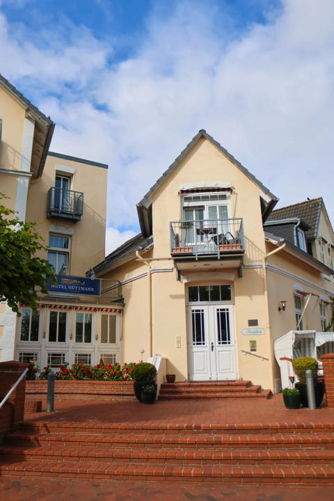 Mit umfangreichen Renovierungsarbeiten des Haupthauses im Hotel Hüttmann in Norddorf auf Amrum wurde ein wichtiger Meilenstein erreicht – ganz im Sinne des Gründers Heinrich Hüttmann