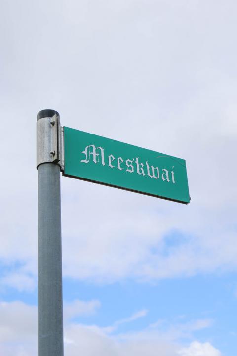 Friesisch beschriftetes Straßenschild auf Amrum: Meeskwai (Meerweg) im Ort Nebel