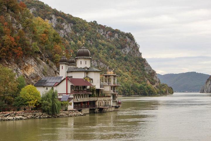 Das Kloster Mraconia markiert die engste Flussstelle der Donau, dem „unteren Kazan“