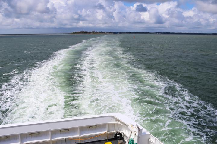 Etwa 90 Minuten dauert die direkte Fährfahrt über das Wattenmeer mit der Fähre der Wyker Dampfschiffs-Reederei von Amrum nach Dagebüll. Mit einem Halt in Wyk auf Föhr verlängert sich die Fahrtzeit auf rund 2 Stunden
