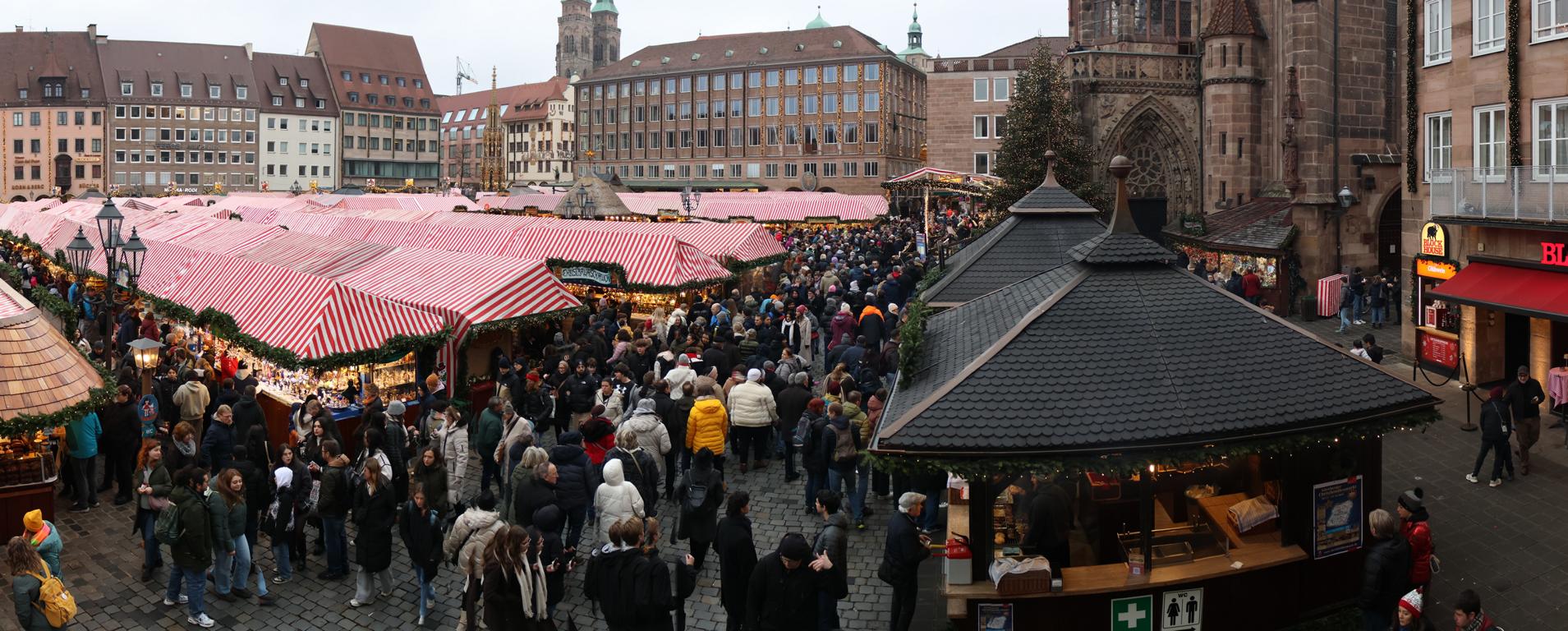 Im Herzen der Altstadt befindet sich der Nürnberger Christkindlesmarkt. In der Luft liegt der Duft von frisch gebackenen Lebkuchen, Glühwein und gegrillten Rostbratwürstchen.