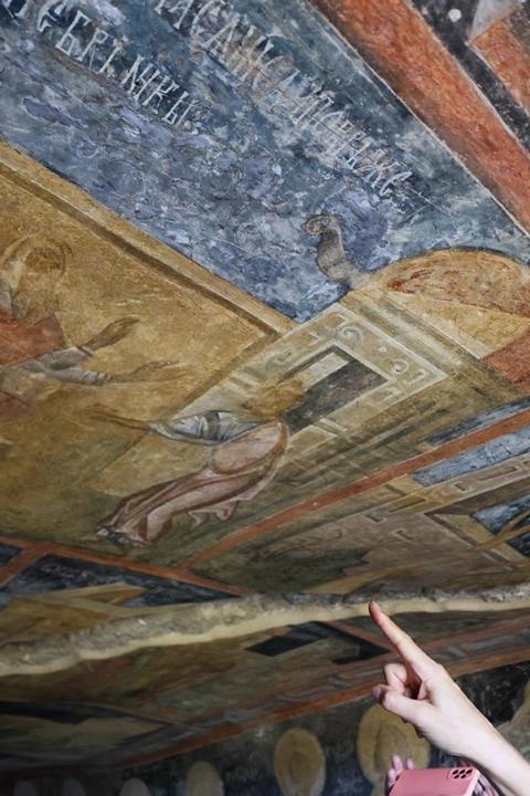 Die Wandmalereien aus dem 13. und 14. Jahrhundert in den Felsenkirchen Ivanovo bestehen aus Pflanzenfarben ...