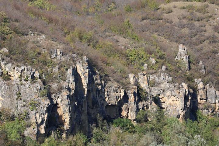 Der Aufstieg zu den Felsenkirchen Ivanovo eröffnet den Blick auf die umgebenen Kalksteinfelsen