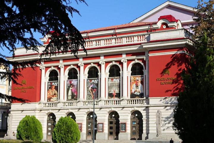 Die Staatsoper Rousse bietet eine Vielzahl von Aufführungen, beispielsweise Opern, Ballett sowie Orchesterkonzerte