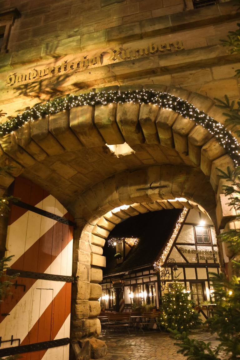 Unweit des Hauptbahnhofs verbirgt sich zum Christkindlesmarkt weihnachtlich geschmückt hinter dicken Stadtmauern der Handwerkerhof mit heimeligen Fachwerkhäusern.