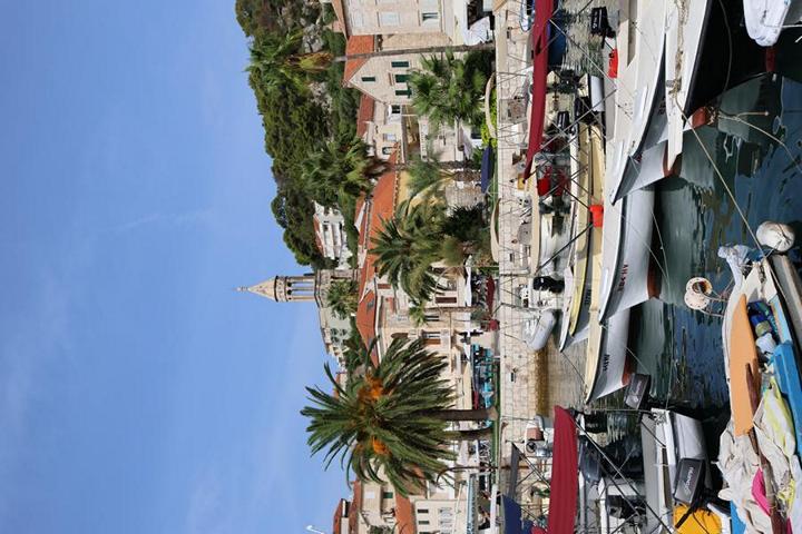 Hvar ist die viertgrößte Insel Kroatiens. Zu den Top-Attraktionen der Stadt Hvar gehören die Spanische Festung (Fortica) und die Kathedrale von St. Stephan