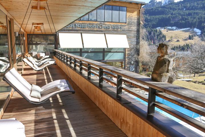 Der lichtdurchflutete AlpinSPA ist indoor und bietet unter anderem Saunen, Dampfbad, Infrarotkabinen mit großzügigen Öffnungszeiten, einen 10 m langen, auch im Winter nutzbaren Außenpool und einen Garten mit Bächlein und Liegewiese